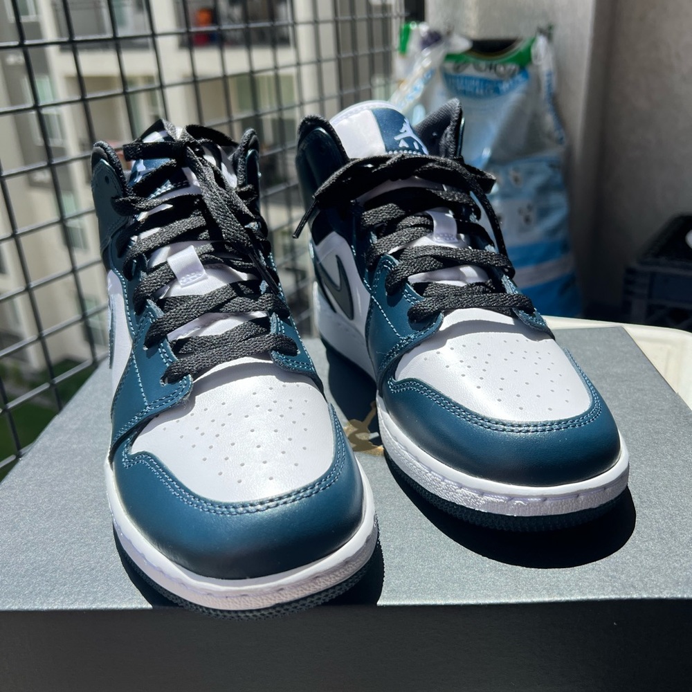 Air Jordan 1 Mid Armory Navy - 6.5Y/8W - Picture 4 of 4